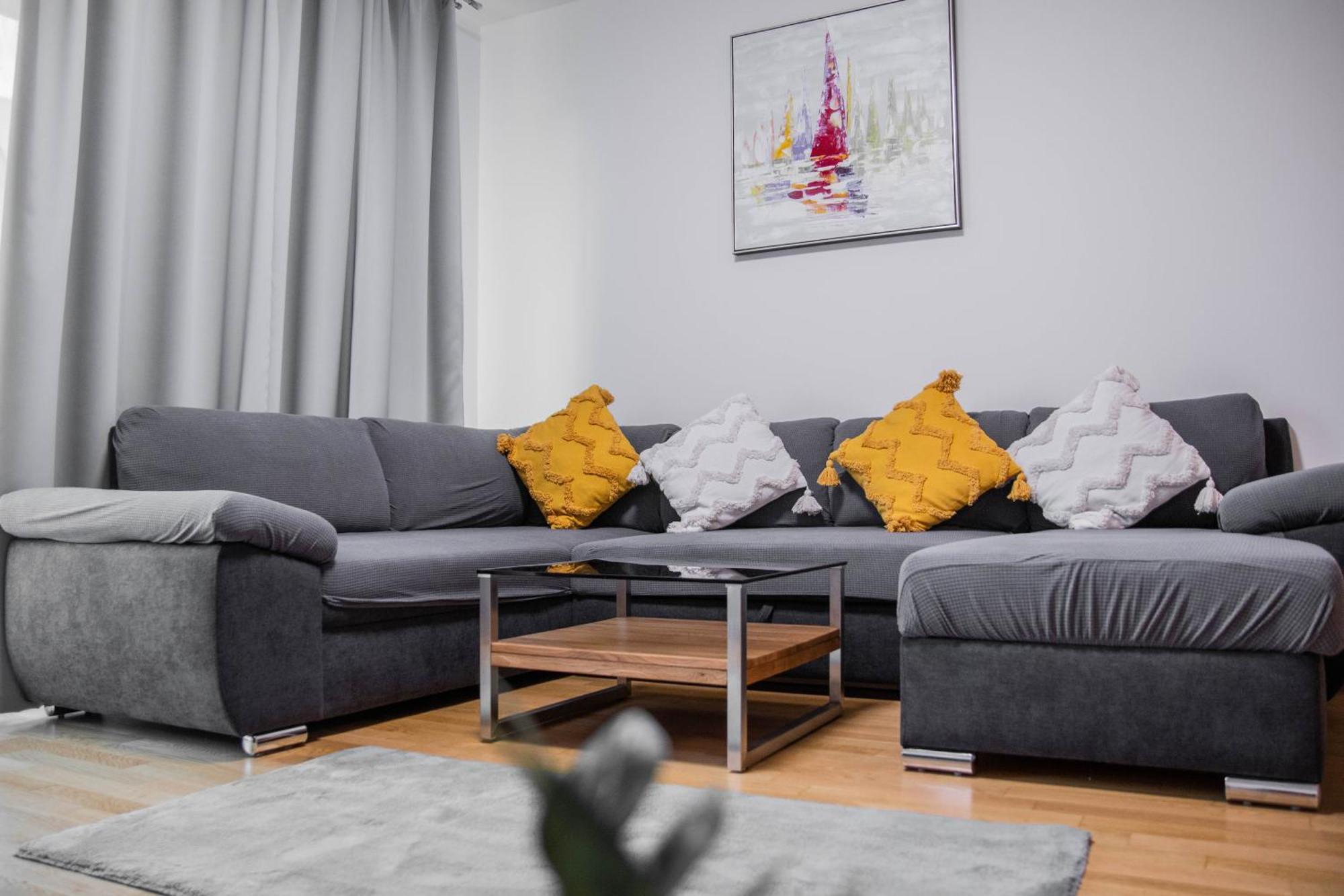 Apartment Newly Built With Balcony, Ac And Free Indoor Garage Prague